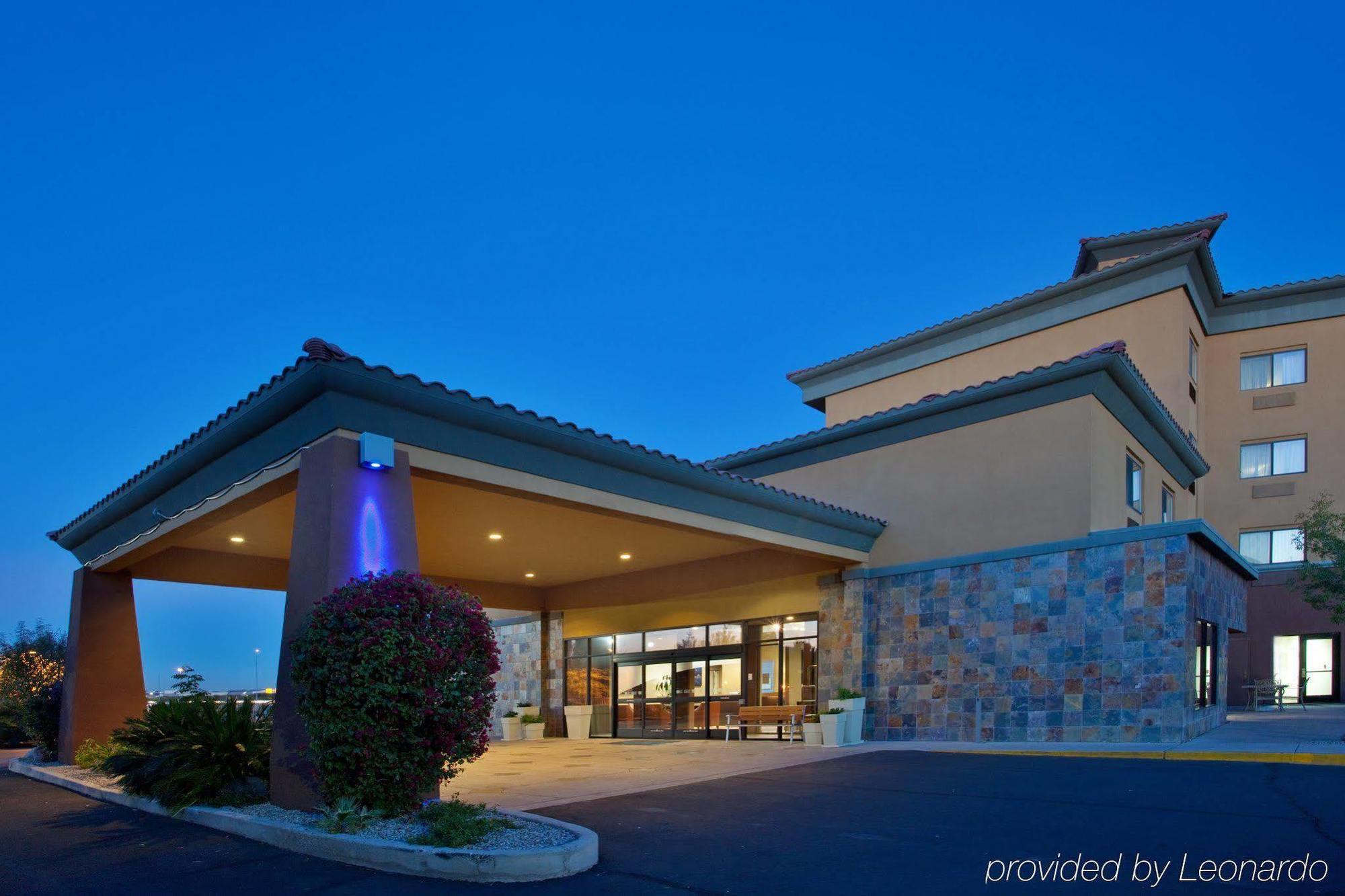 Holiday Inn Express & Suites Phoenix/Chandler Exterior foto